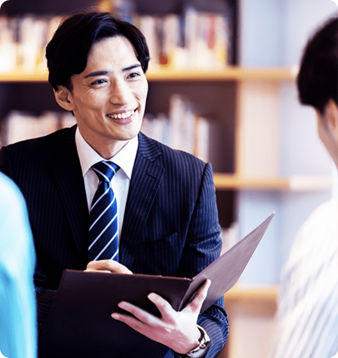 資料を見て話す男性