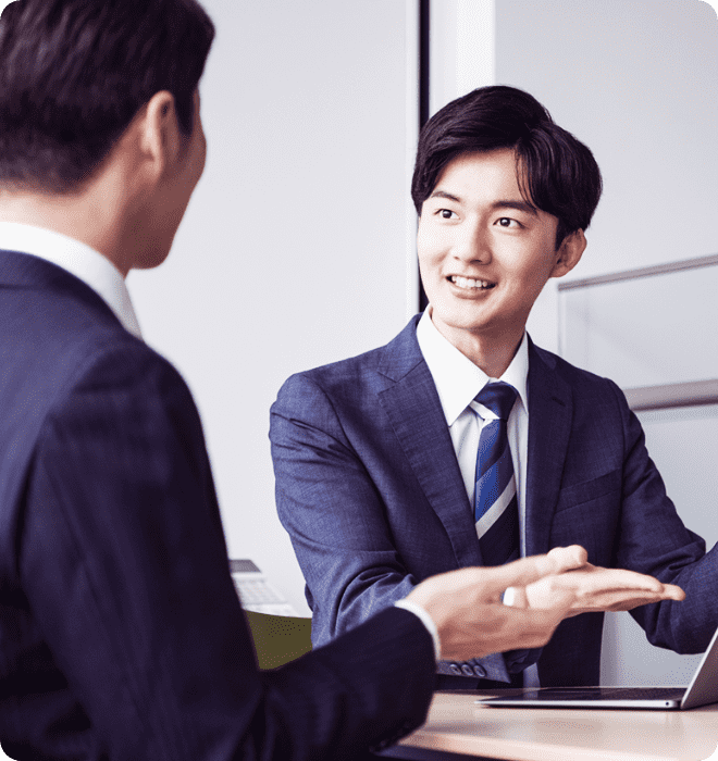 若い男性が仕事をする様子